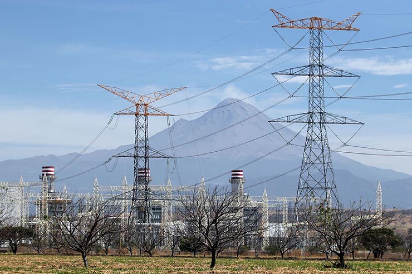 YECAPIXTLA, MORELOS, 22FEBRERO2019.- Central de Ciclo Combinado de la Comisión Federal de Electricidad, construida en la salida sur del pueblo de Huexca, al fondo se observa el volcán Popocatépetl. Este fin de semana se realizará una consulta sobre el