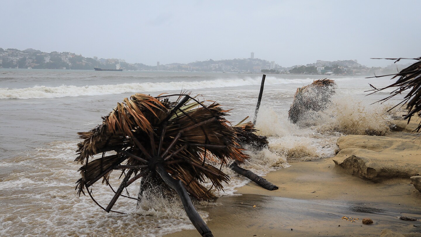 Tormenta tropical Nora se acerca a costas de Colima, en el oeste de México