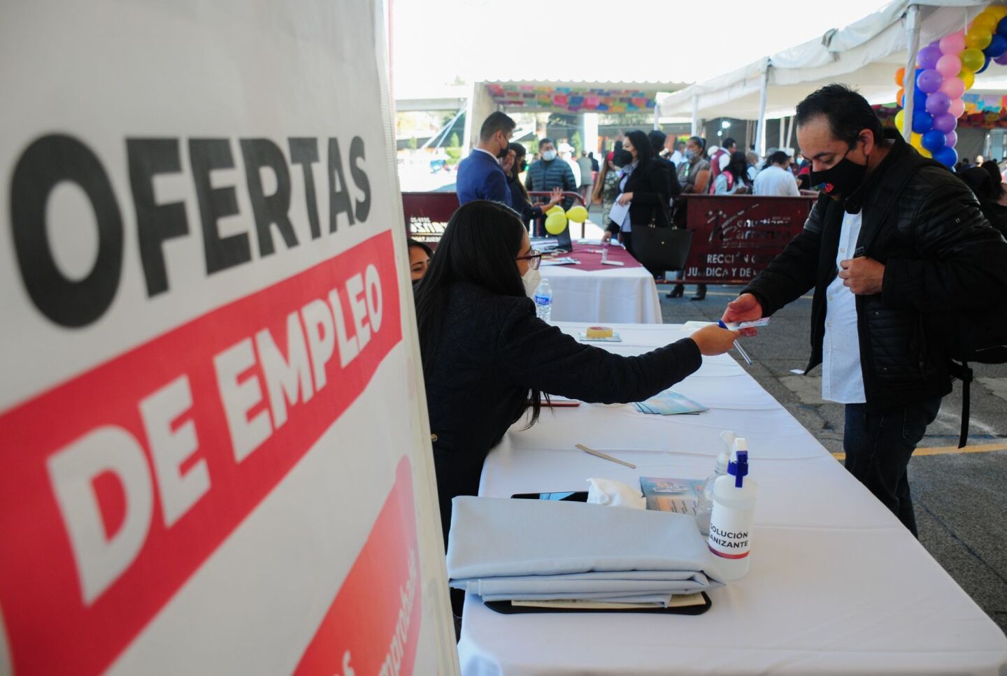 Una empresa recluta personal en la Feria de Trabajo en la Alcaldía Venustiano Carranza.