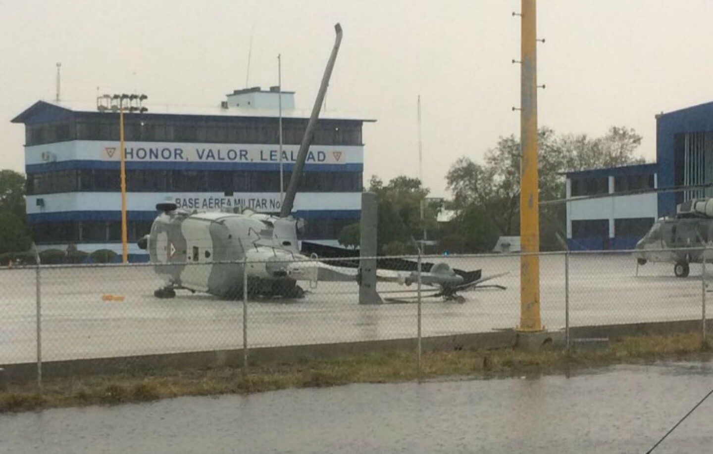 Helicóptero volteado vientos NL