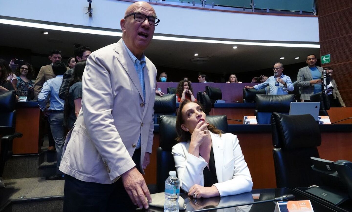 Dante Delgado, coordinador de Movimiento Ciudadano en el Senado, y la senadora priísta Claudia Ruíz Massieu durante la toma la tribuna del Senado.