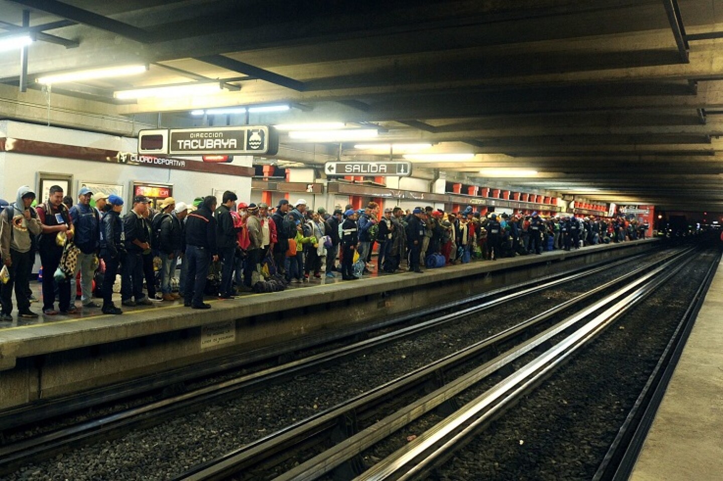 CIUDAD DE MÉXICO., 10NOVIEMBRE2018.-Esta mañana la caravana de migrantes abandono la CDMX, apoyados por el sistema de transporte colectivo metro, trasladándolos a la estación Chabacano y de ahí transbordaron a la estación Cuatro Caminos en donde tomaron rumbo a la carretera México Querétaro. FOTO: LUIS CARBAYO /CUARTOSCURO.COM