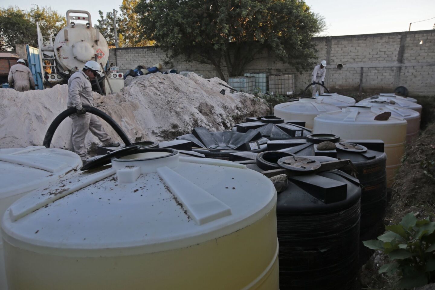 TLAJOMULCO DE ZUÑIGA, JALISCO. 15NOVIEMBRE2017.- Elementos adscritos a la XV Zona Militar de Jalisco aseguraron esta tarde 161 mil 580 litros de Diésel, 850 litros gasolina así como un tracto camión, un camión de volteo, una camioneta tipo pick up y una retroexcavadora, esto en el poblado de Santa Cruz de las Flores en ya mencionado municipio.FOTO: FERNANDO CARRANZA GARCIA / CUARTOSCURO.COM