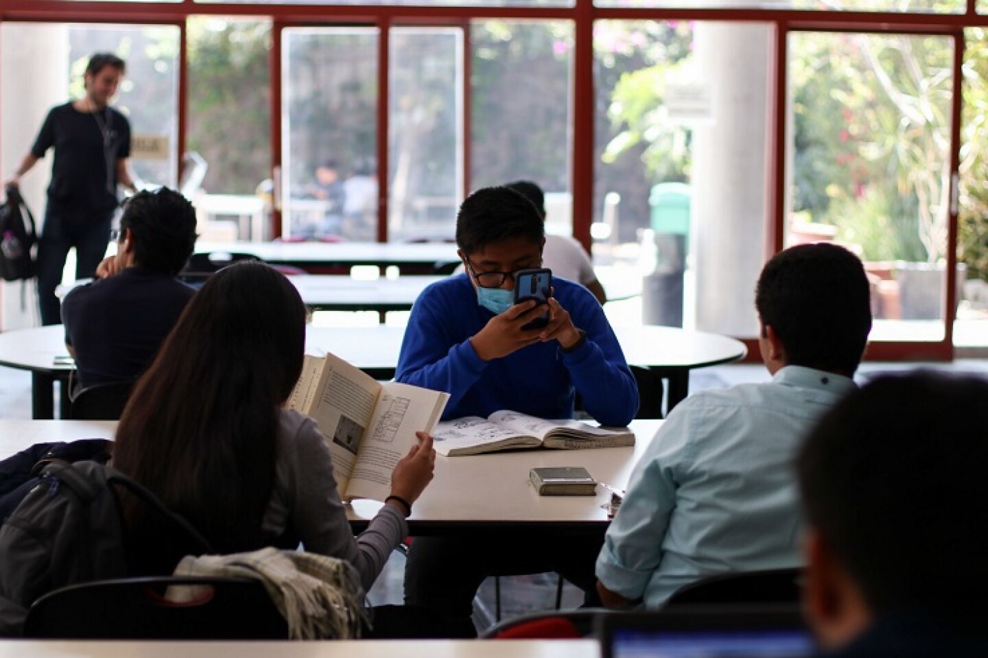 Aspectos del campus central de la UNAM donde varias áreas verdes y de esparcimiento lucen vacías tras anunciarse la suspensión de actividades académicas.