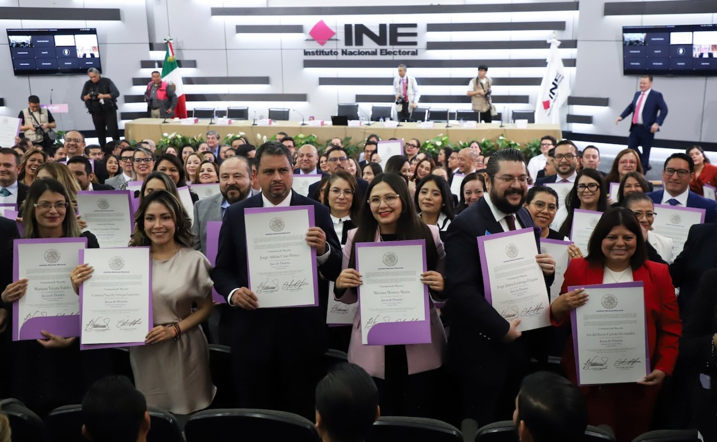 Entrega Constancias Jueces y Magistrados INE