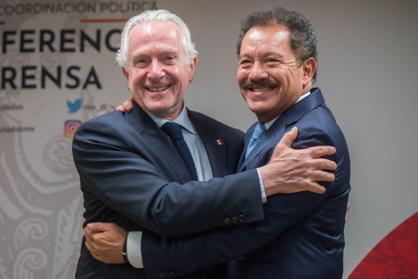 Santiago Creel, presidente de la mesa directiva de la Cámara de Diputados, e Ignacio Mier, diputado y coordinador de Morena, se abrazan al termino de una reunión privada en Jucopo, para informar los acuerdos de conciliación y propuesta de un protocolo cuando militares acudan al recinto legislativo.
