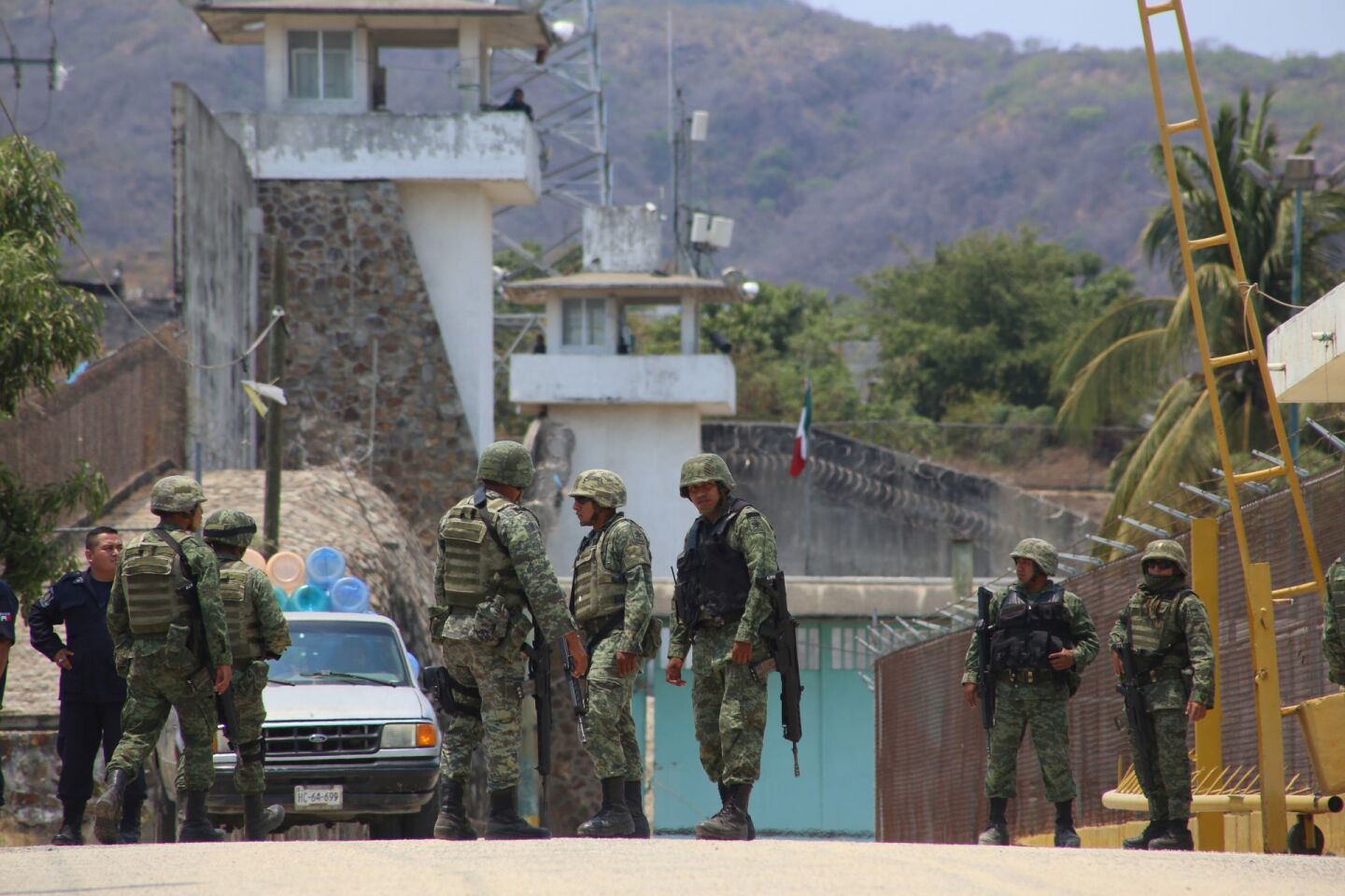ACAPULCO, GUERRERO, 10ABRIL2018.- Familiares de internos del Centro de readaptación Social de Las Cruces se manifestaron a las afueras del penal, durante aproximadamente cuatro horas, para exigir a las autoridades el traslado de otros internos a otros penales, porque maltratan a sus familiares y mantienen el control del penal con la protección de algunas autoridades. FOTO: CARLOS ALBERTO CARBAJAL /CUARTOSCURO.COM