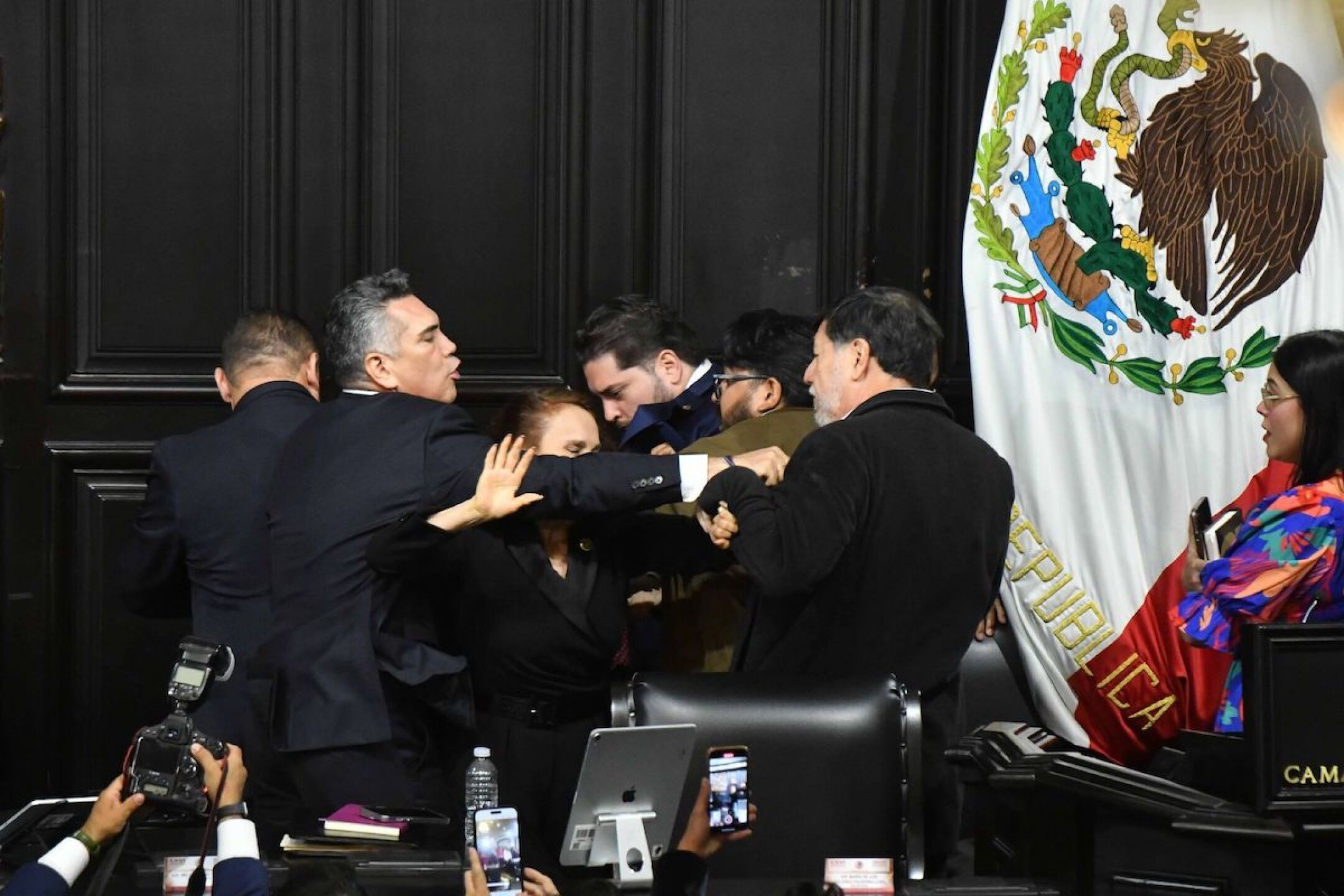 "Alito" Moreno y Fernández Noroña terminaron a golpes la sesión del Senado.