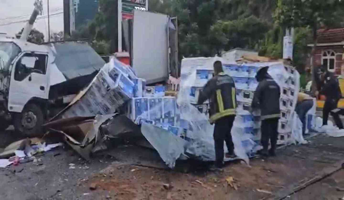 camion-volcadura-impresoras-via-lopez-portillo.jpg