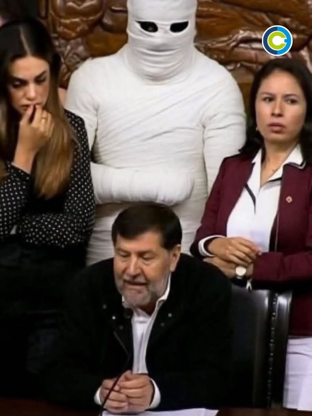 Memes del enfrentamiento entre Alito Moreno y Gerardo Fernández Noroña en el Senado.