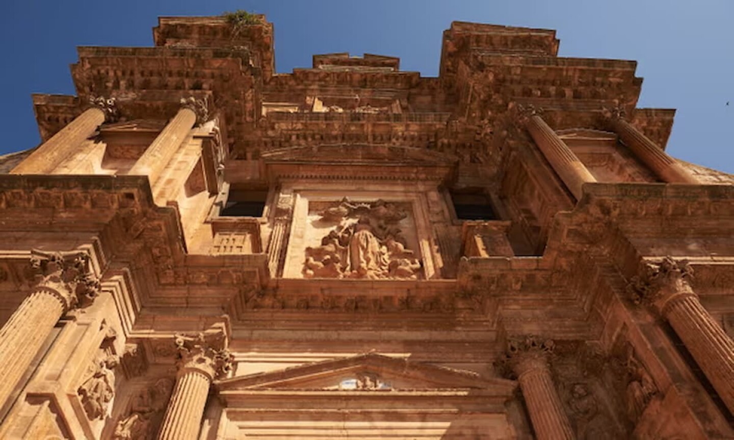 2 Un verdadero tesoro iglesia parecida a Petra atrae multitudes a una ciudad española