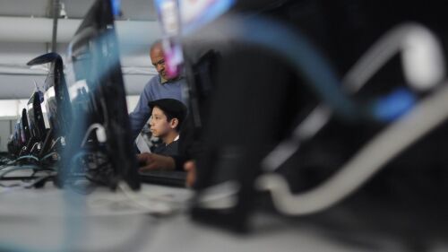 CIUDAD DE MÉXICO, 02AGOSTO2016.- Personas navegan en internet en las computadoras instaladas en la Aldea Digital del zócalo capitalino.FOTO: DIEGO SIMÓN SÁNCHEZ /CUARTOSCURO.COM
