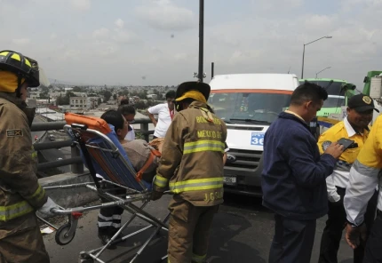 CIUDAD DE MÉXICO, 28SEPTIEMBRE2016.- El choque de un camión de pasajeros contra una combi colectiva dejó un saldo de 13 heridos, algunos de los cuales fueron trasladados en helicóptero de la Secretaría de Seguridad al hospital. El percance ocurrió en el puente de la Concordia, en Zaragoza y Ermita, colonia Santa Marta Acatitla, Iztapalapa.FOTO: ARMANDO MONROY /CUARTOSCURO.COM