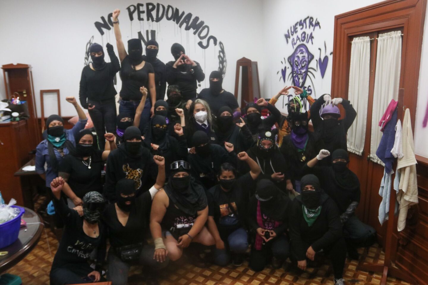 Integrantes de colectivas feministas se tomaron una fotografía con la cantante Vivir Quintana en la oficina de la presidenta de la Comisión Nacional de Derechos Humanos Rosario Ibarra Piedra en el festejo de la "Antigrita" durante el día once de la toma de las instalaciones de la CNDH