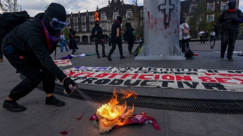 Colectivas feministas radicales salieron a las calles de Toluca en el marco del Día Internacional de la Violencia contra la Mujer.