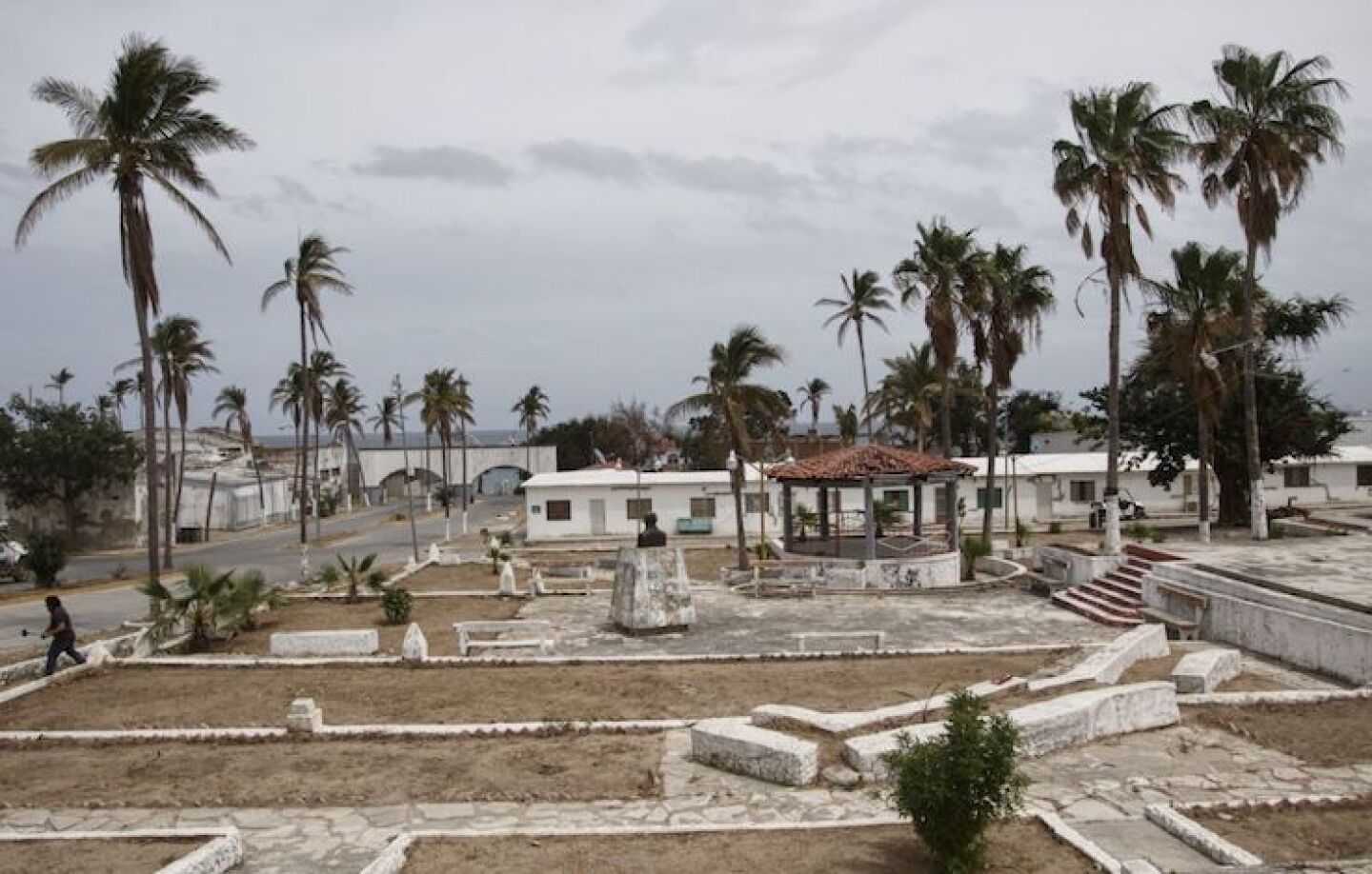 ISLAS MARÍAS, NAYARIT, 17MARZO2019.- Luego de un traslado en el Buque Isla María Madre Bal 11 de siete horas, un grupo de periodistas visitó y recorrió las instalaciones de la cárcel de Islas Marías, la cual fue cerrada a principios de marzo por la administración del presidente Andrés Manuel López Obrador, para ser convertida en un “Centro de Educación Ambiental y Cultural Los Muros del Agua-José Revueltas”, administrado por la Secretaría de Medio Ambiente. El centro penitenciario albergaba a 652 personas privadas de la libertad (PPL), de las cuales 584 fueron distribuidas en otros penales, mientras que el resto obtuvieron su libertad . Una de las características de la Cárcel de  Islas Marías era que familias enteras podían visitar a las PPL por una semana e incluso, siguiendo el trámite correspondiente quedarse a vivir con ellas, sin embargo, al momento del cierre y traslado final, sólo vivían siete familias. Actualmente, la mayor parte de las instalaciones se encuentran en abandono y en muchos casos en un estado deplorable, luego de que el huracán “Willa” las afectará gravemente en octubre de 2018; al momento del cierre se trabajaba en algunas áreas para reacondicionarlas o remodelarlas, como las viviendas que habitaban las familias visitantes, o él área de dormitorios de los PPL, pero los trabajos se abandonaron completamente. personal del Centro aún se encuentra trabajando en el lugar, algunos serán trasladados a penitenciarias para trabajar ahí y otros esperan a ser contratados por la nueva administración de Semarnat, sin embargo, los trabajadores no se dan abasto con las tareas diarias de las islas, como alimentar a los animales o el mantenimiento de algunas instalaciones, ya que mucho de este trabajo era realizado por los propios PPL.FOTO: ISAAC ESQUIVEL /CUARTOSCURO.COM