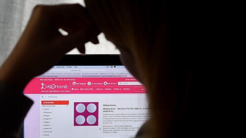 US-HEALTH-VIRUS-ABORTION-WOMEN-INTERNET