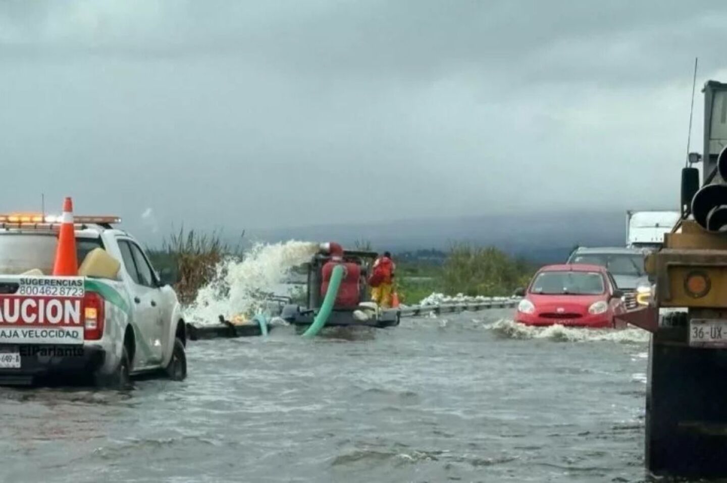 caos-en-la-autopista-lerma-tenango-por-desbordamiento-del-rio-y-cienega-lerma-en-el-estado-de-mexico