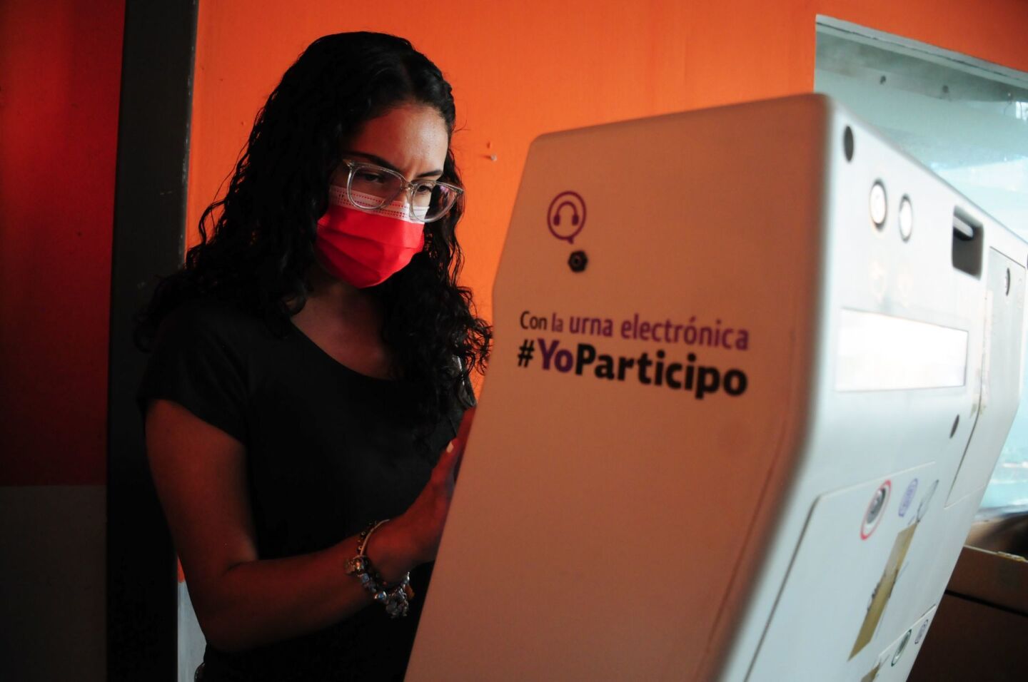 Una mujer realiza su voto electrónico por primera vez.