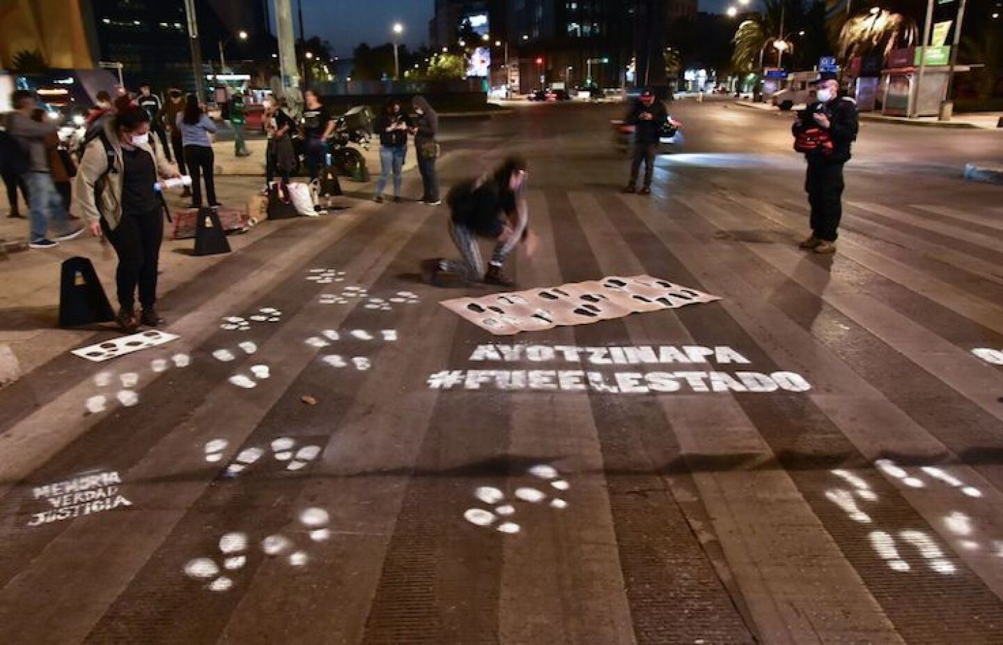 Organizaciones sociales y políticas, se reunieron en el Antomonnumento de Paseo de la Reforma a exigir el esclarecimiento de la desaparición de los 43 normalistas de Ayotzinapa