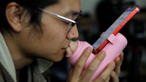 empresa_china_inventa_una_máquina_de_besos_a_distancia