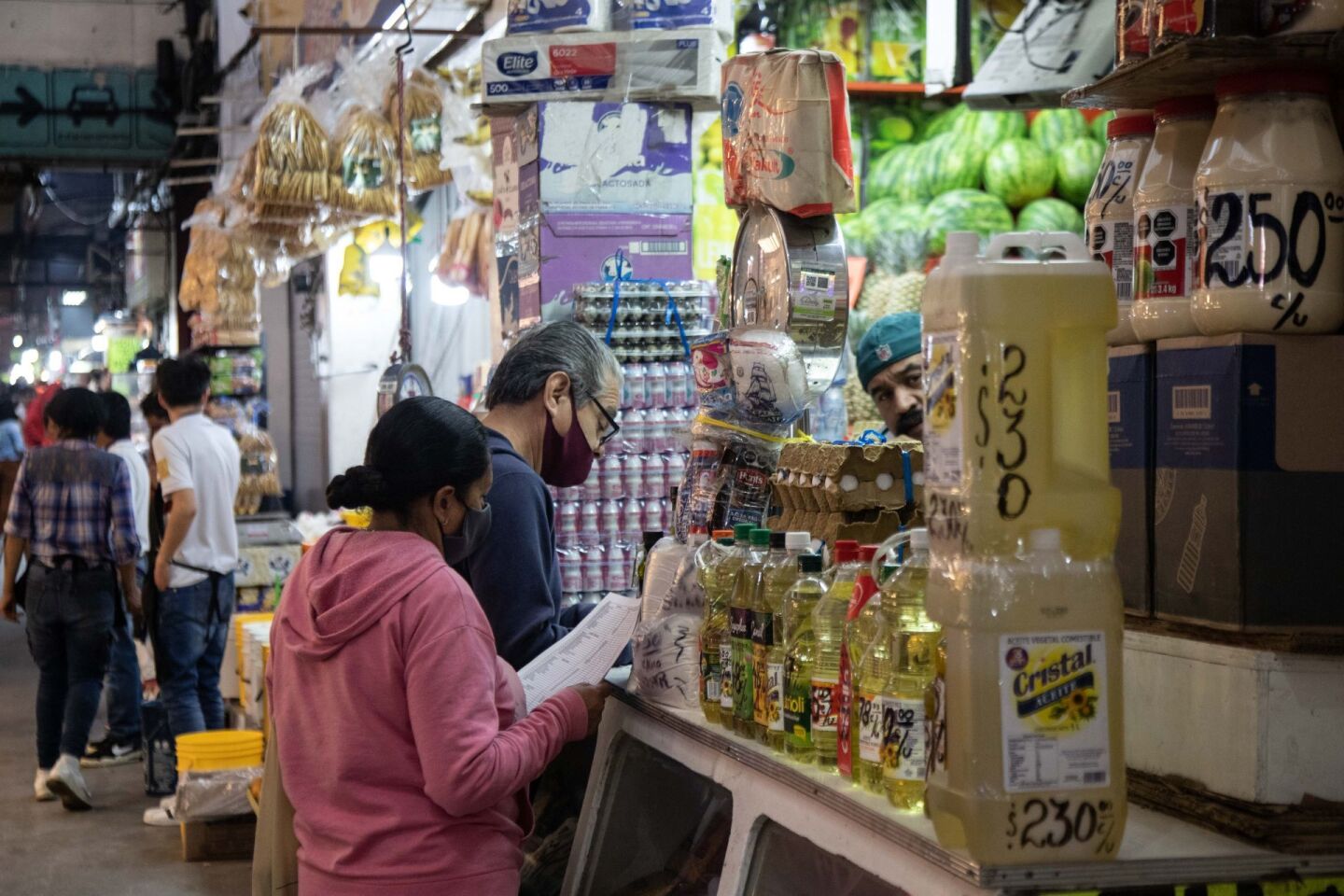 Habitantes surten su lista en una tienda de abarrotes, en la central de Abastos. Después del anuncio del Gobierno Federal de la exención temporal del pago de aranceles a la importación definitiva de diversos productos de la canasta básica.