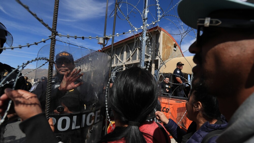 migrantes-ingresan-por-la-fuerza-mexico-estados-unidos