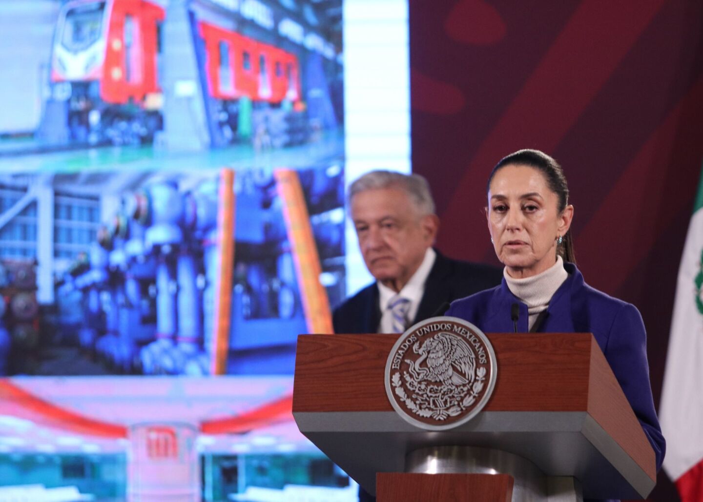 Andrés Manuel López Obrador, presidente de México acompañado de Claudia Sheinbaum Pardo, jefa de gobierno de la Ciudad durante conferencia de prensa en Palacio Nacional.