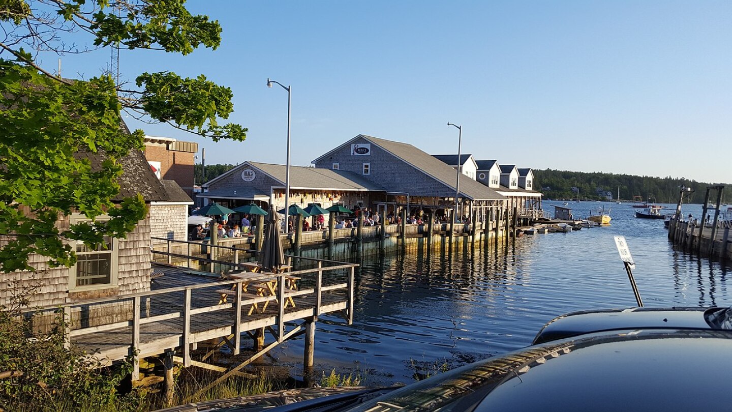 1280px-Beals_Lobster_Pound,_July_2016