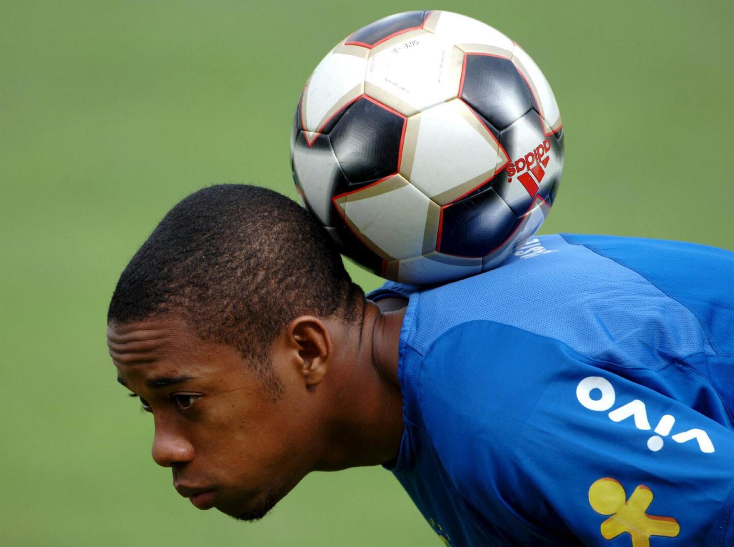 Robinho afirma que fue condenado en Italia por ser negro y espera "tener voz" en Brasil