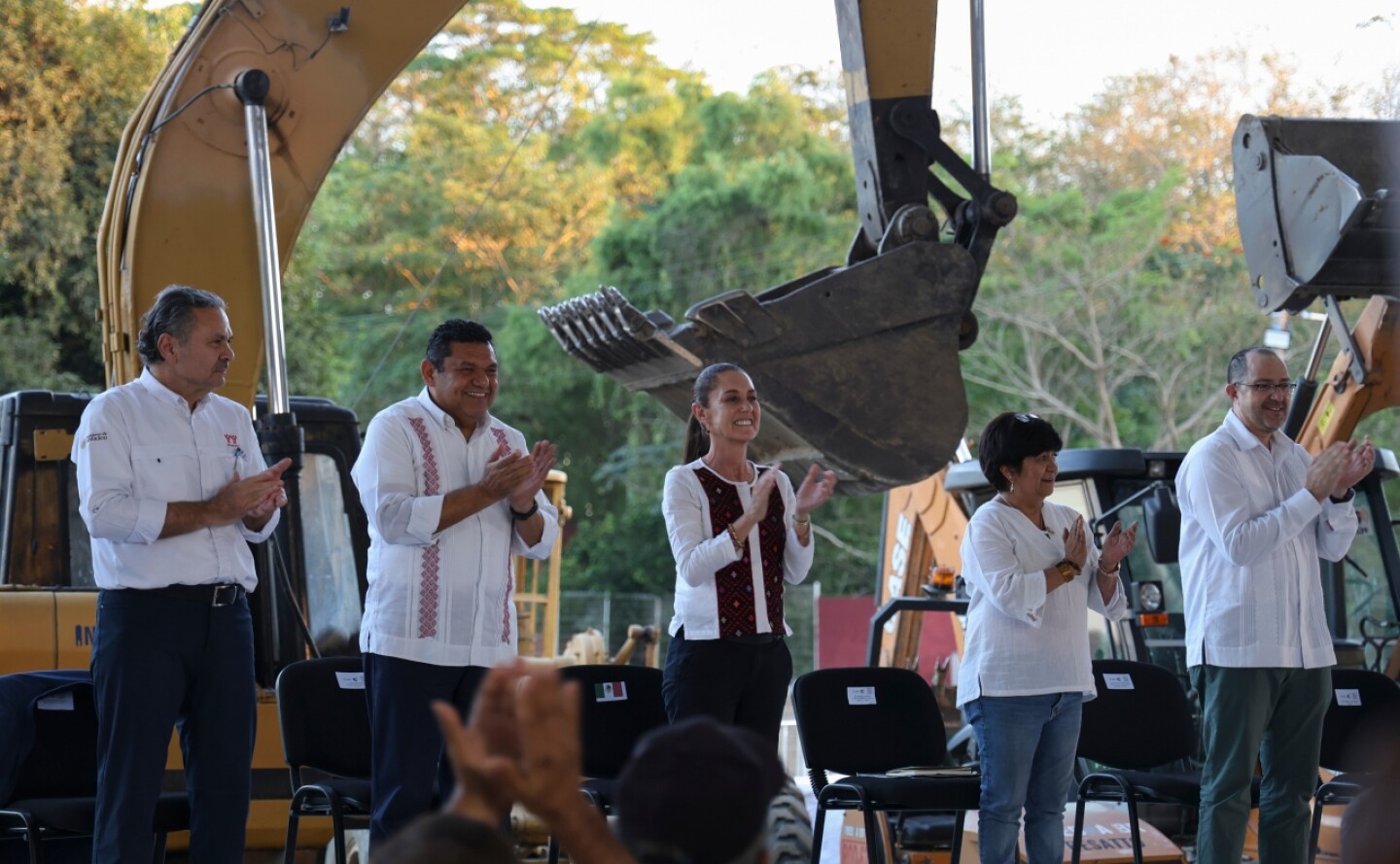 Sheinbaum BANDERAZO DE SALIDA PROGRAMA DE VIVIENDA PARA EL BIENESTAR EN TABASCO.jpg