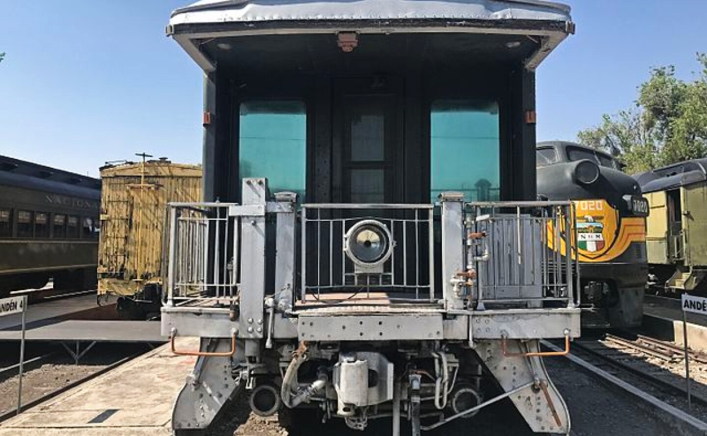 Vista_trasera_de_un_tren-méxico-puebla-decreto