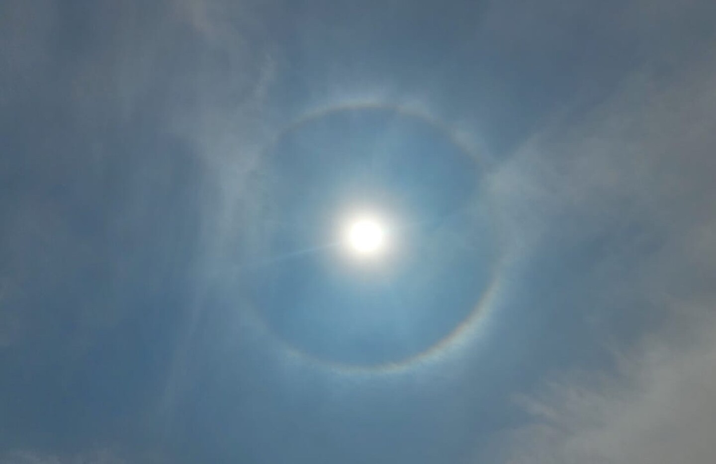 halo-solar-que-es-el-aro-alrededor-del-sol-y-por-que-se-forma