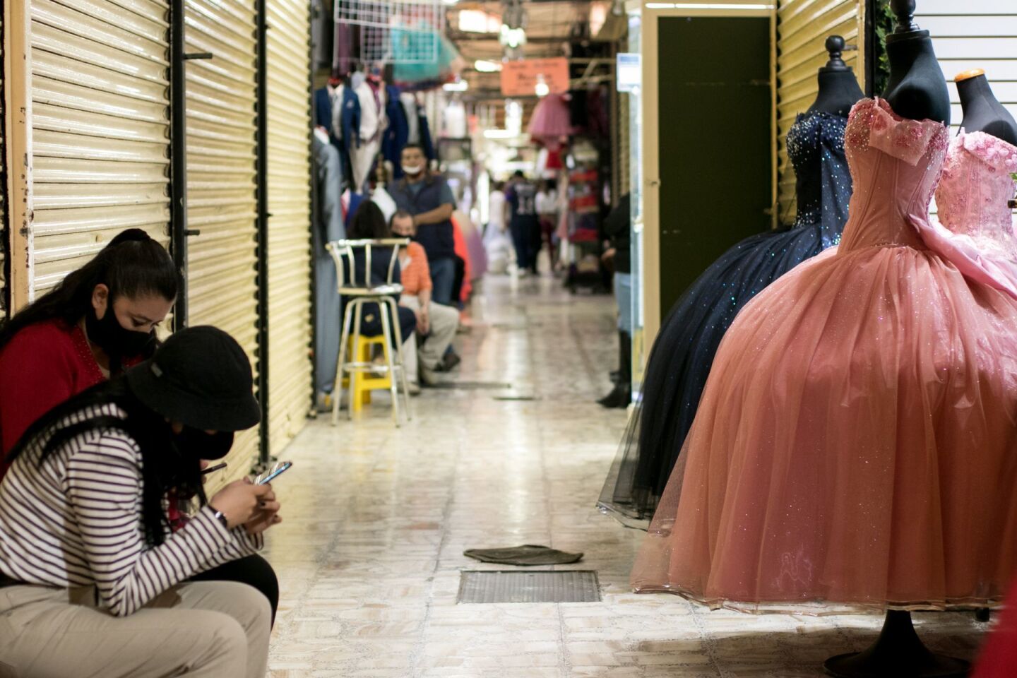 Los negocios de vestidos de boda y quince años, de la zona de la Lagunilla, continúan sufriendo las repercusiones del cierre de tres meses derivado de la pandemia por Covid-19. Con nulas ventas y la necesidad de pagar servicios algunos negocios han ten