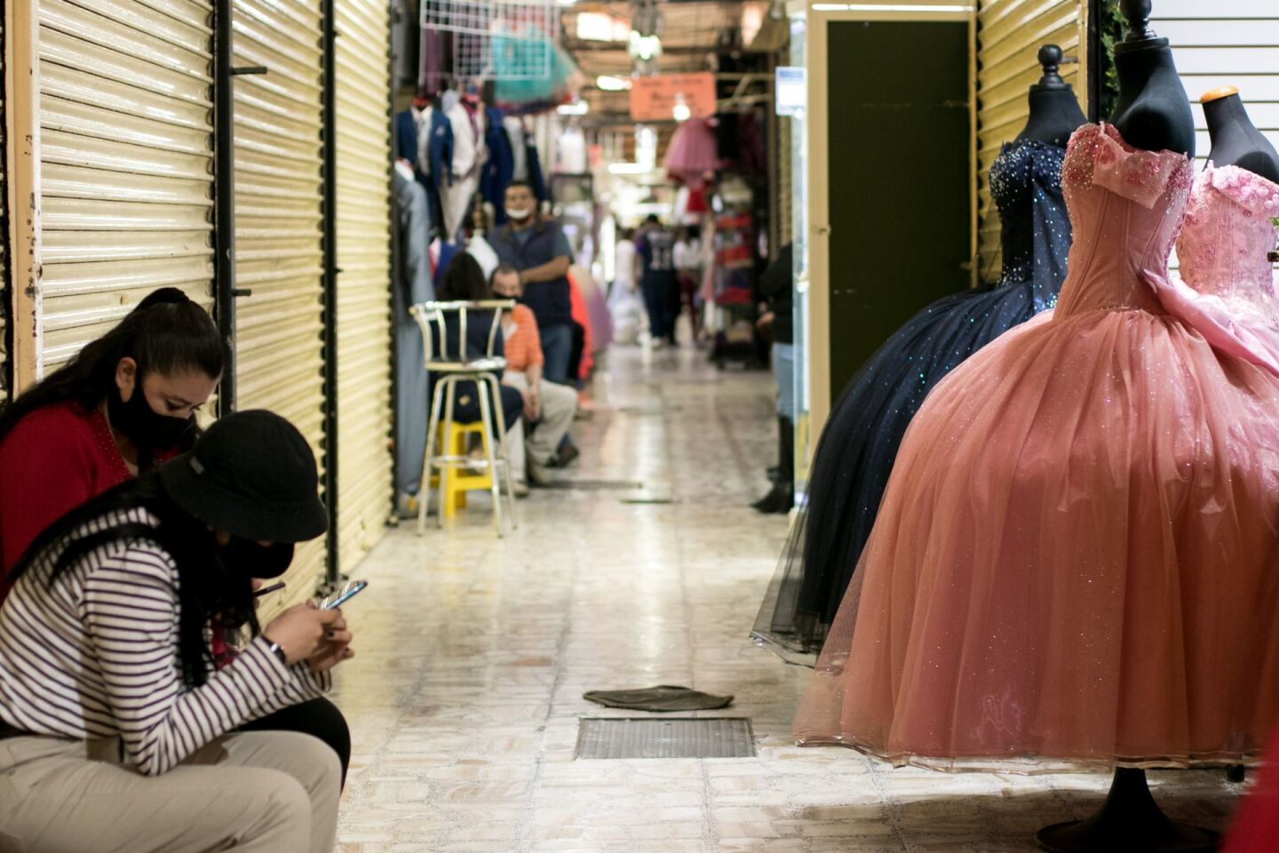 Los negocios de vestidos de boda y quince años, de la zona de la Lagunilla,  continúan sufriendo las repercusiones del cierre de tres meses derivado de la pandemia por Covid-19. Con nulas ventas y la necesidad de pagar servicios algunos negocios han ten