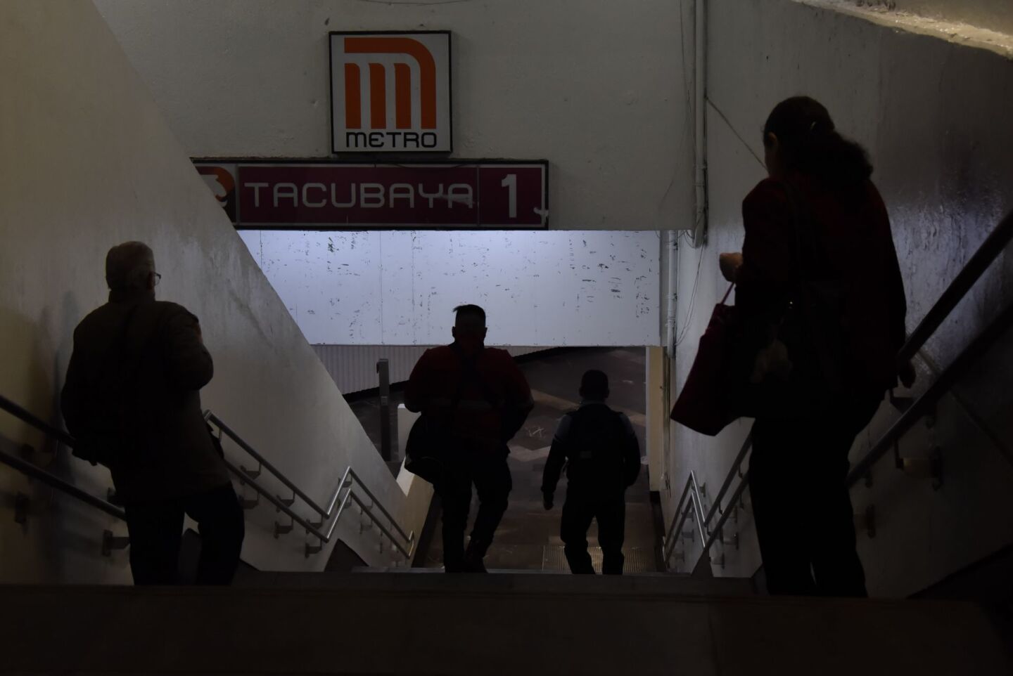 La estación Tacubaya de la línea 1 del Sistema de Transporte Colectivo (STC) Metro fue reabierta a una semana de que se registrará el accidente del choque de dos trenes, lo que mantuvo cerrado el tramo de Chapultepec a Observatorio.