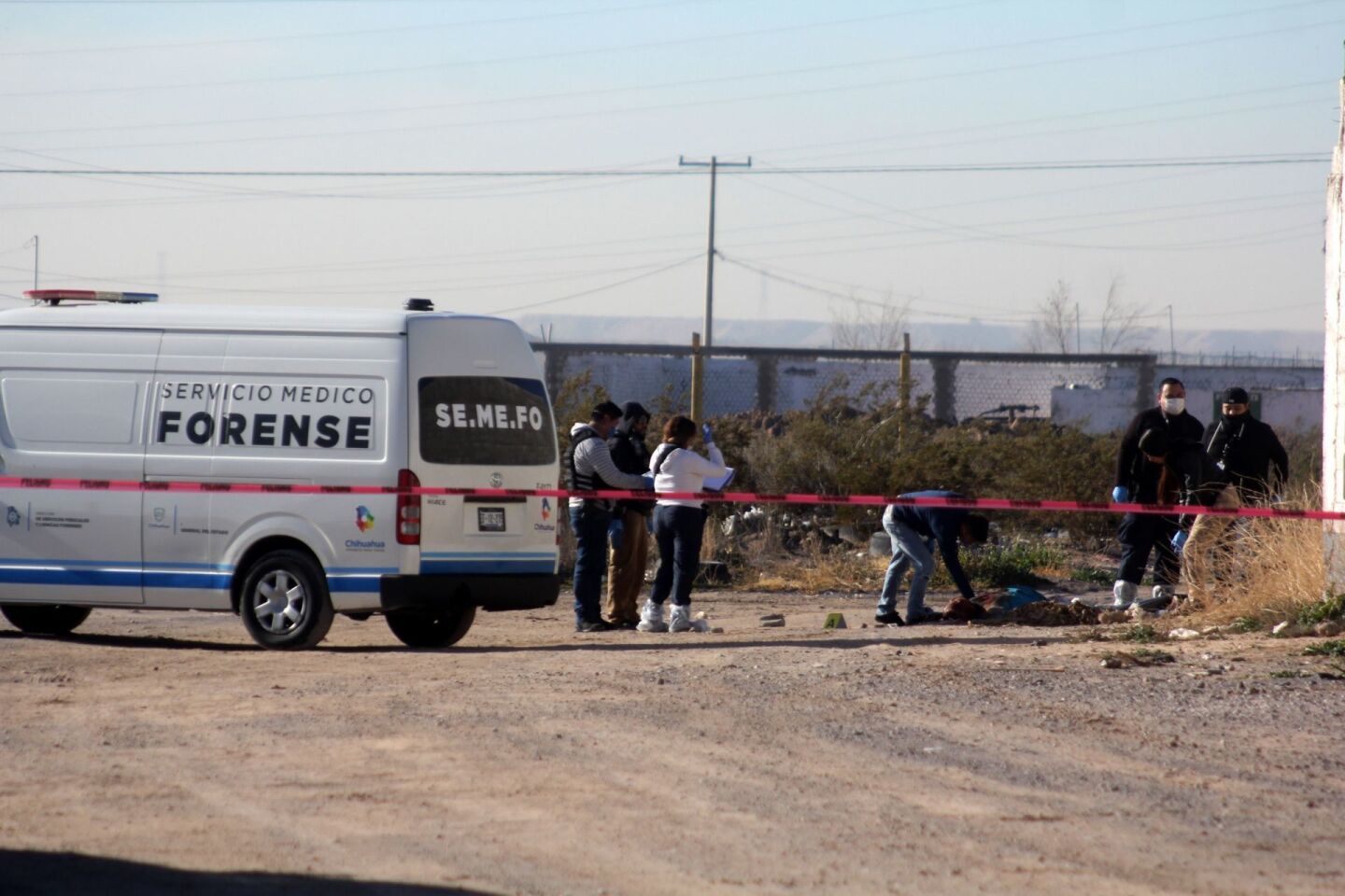 CIUDAD JUÁREZ, CHIHUAHUA, 10DICIEMBRE2018.- Tras recibir una golpiza un hombre fue asesinado en calles de terracería al sur de la ciudad, en las inmediaciones de la colonia Polo Gamboa. El cuerpo quedó tirado en la esquina conformada por las calles Sonora y Sinaloa, y a su alrededor al parecer varios casquillos de bala. La víctima habría sido torturada en otro sitio y finalmente llevada a ese apartado lugar para darle muerte.FOTO: NACHO RUIZ/CUARTOSCURO.COM