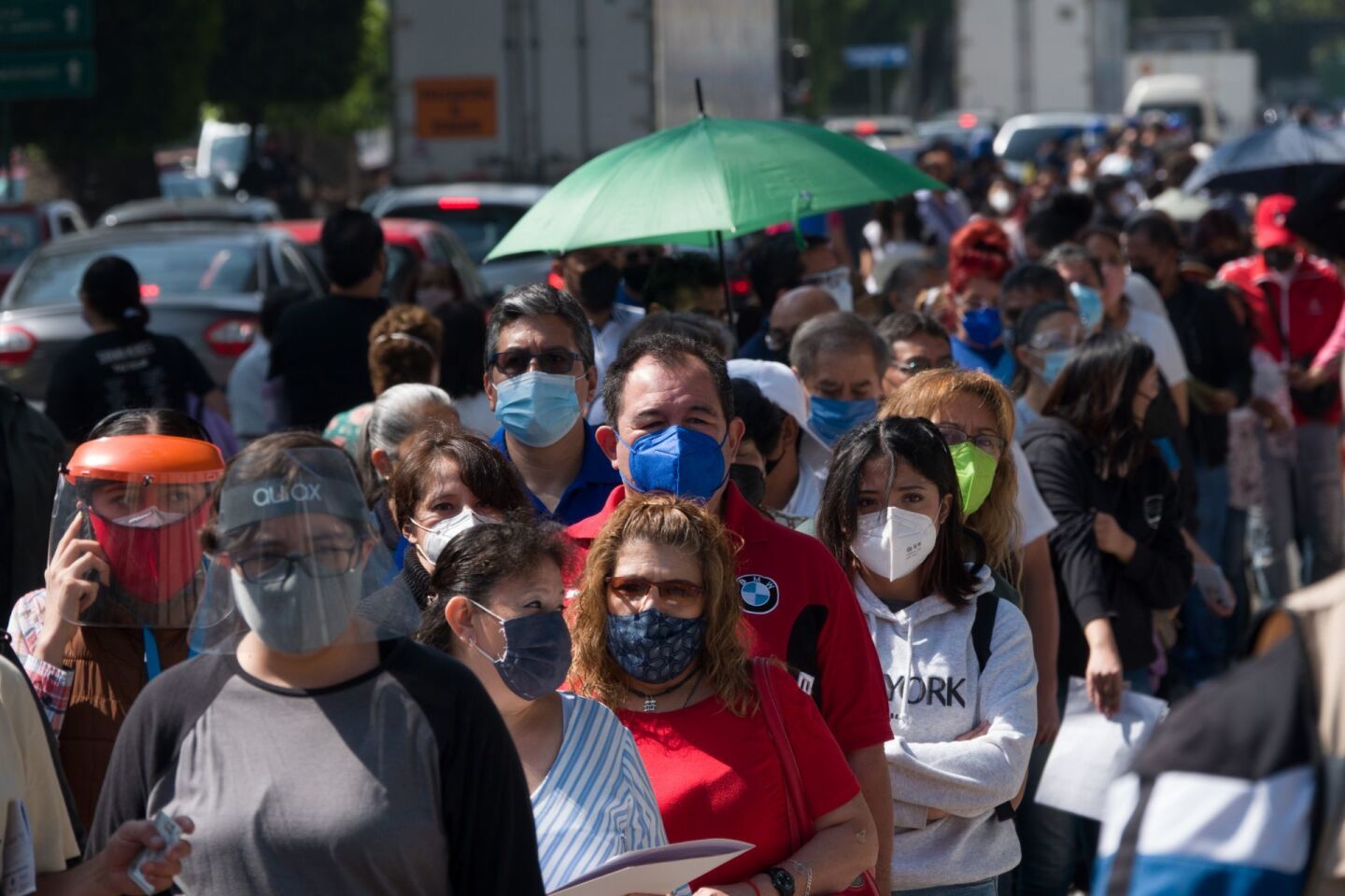 Adultos de más de 50 años hacen fila en la Arena Ciudad de México para ser inmunizados contra la covid-19.