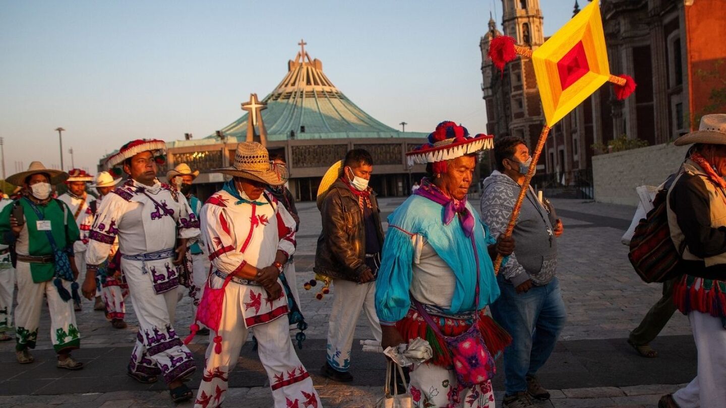 migrantes hacen una ceremonia en la basílica de guadalupe