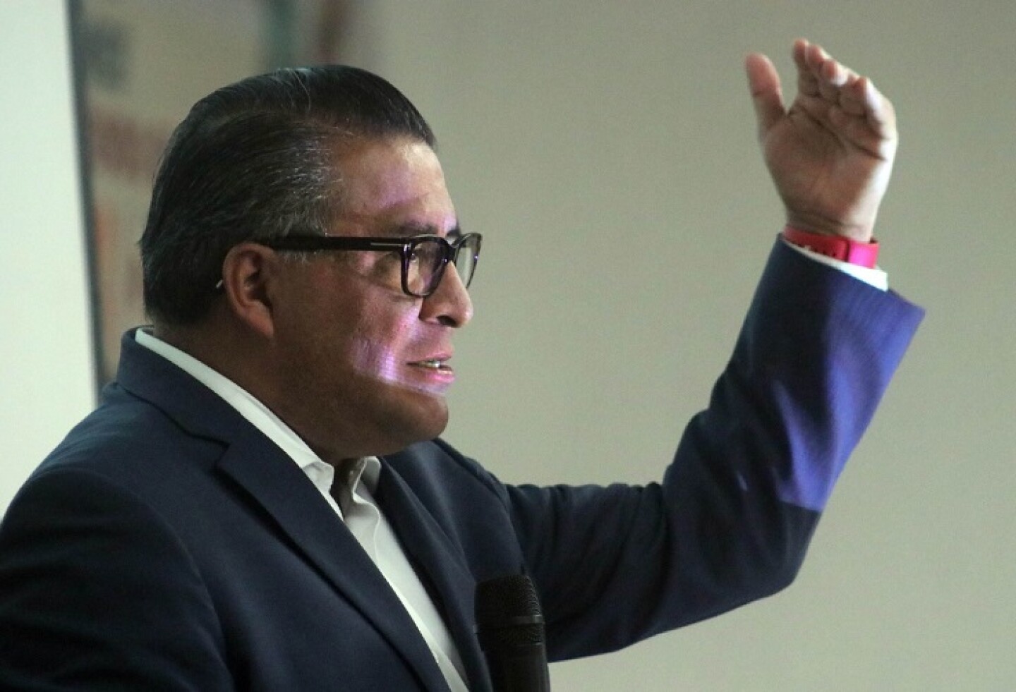 CUERNAVACA, MORELOS, 28ENERO2019.- Presentación ante empresarios del programa “Jóvenes construyendo el futuro” por Horacio Duarte, Subsecretario del Trabajo de la STyPS. Acompaño al funcionario el senador Radames Salazar. En la imagen el funcionario federal toma una foto del evento en que participa. FOTO: MARGARITO PÉREZ RETANA /CUARTOSCURO.COM