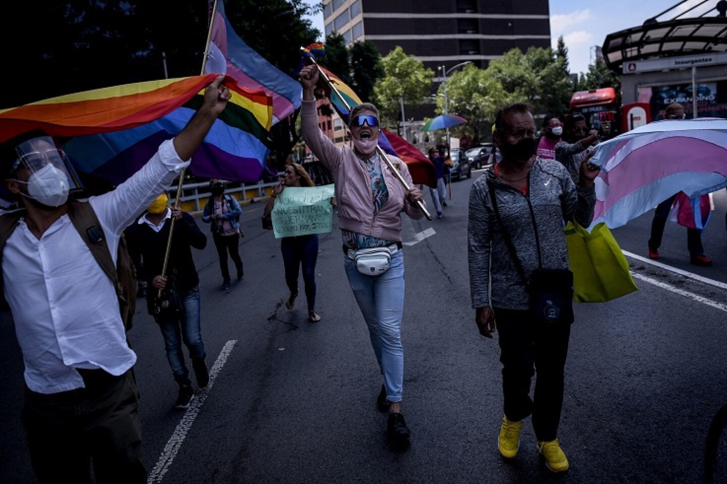 Después de recorrer calles aldeanas a la Glorieta de Insurgentes, bloqueando algunas de las principales avenidas de la zona, como protesta por los recientes casos de asesinatos a personas homosexuales y transexuales, un contingente de aproximadamente 50 integrantes de la comunidad LGTB, acudieron a la Secretaría de Gobernación, en donde ingresaron a reunirse con la Titular de la Unidad para la Atención de las Organizaciones Sociales, Paloma García. Kenya Cuevas, presidenta de la Asociación Casa de las Muñecas Tiresias, representó a los inconformes en la reunión.