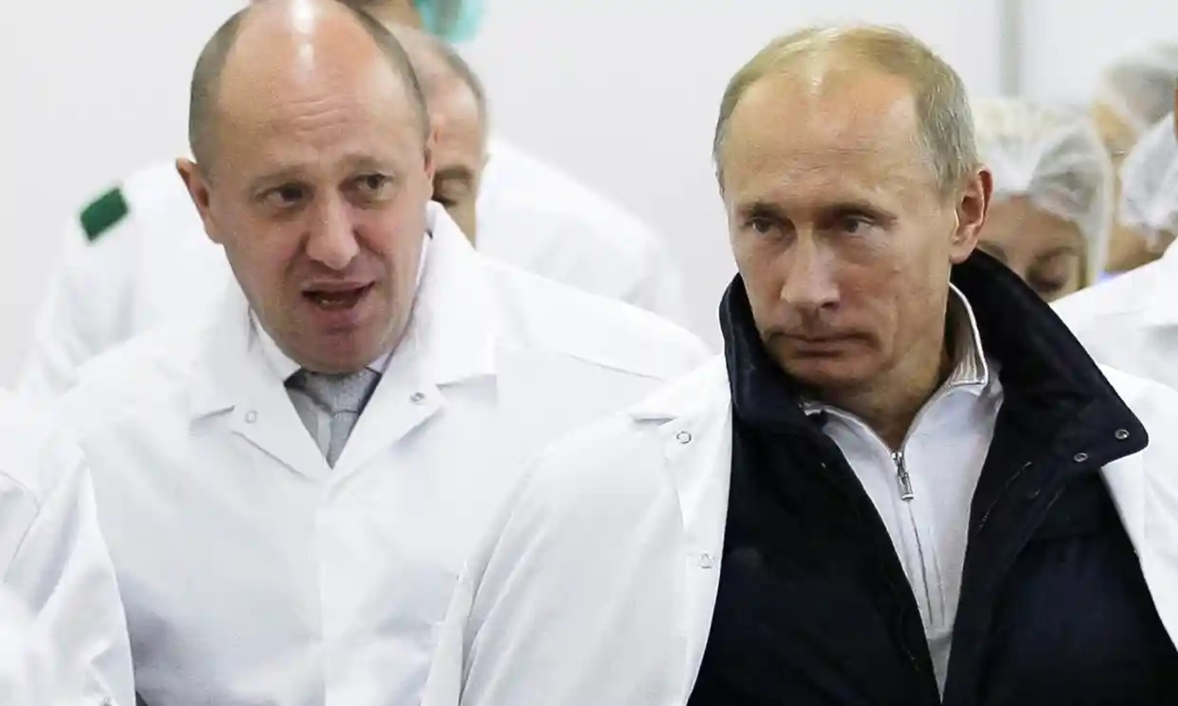 yevgeny-prigozhin-mostrandole-a-putin-su-fabrica-de-almuerzos-escolares