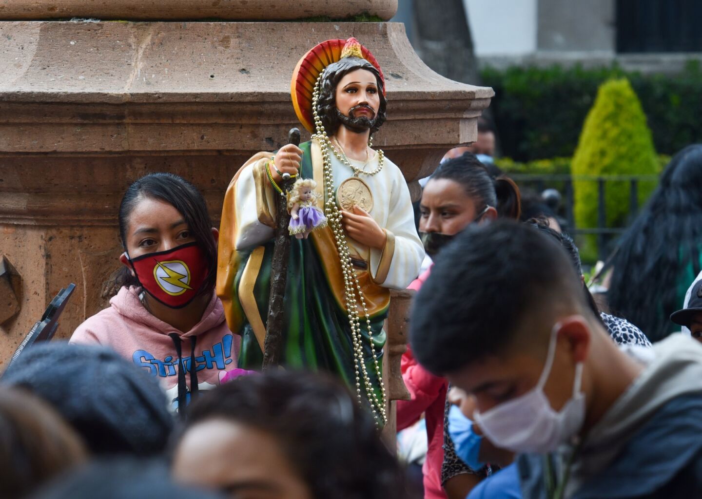 Pese al semáforo rojo, fieles festejan a "San Judas"