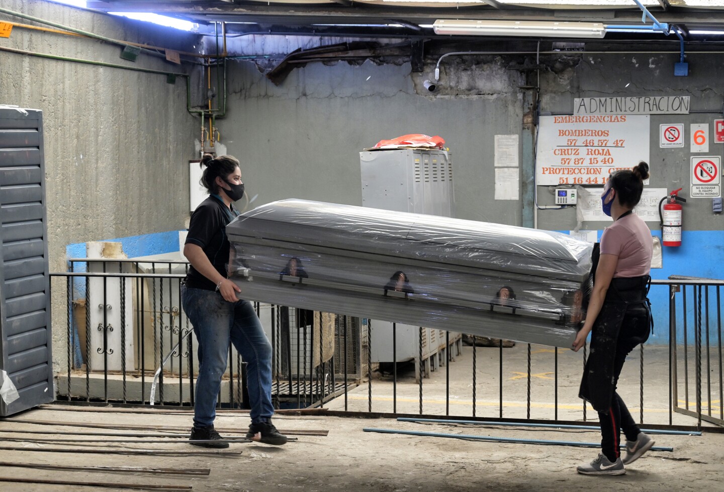 No solo son los hospitales, funerarias se han desbordado en México
