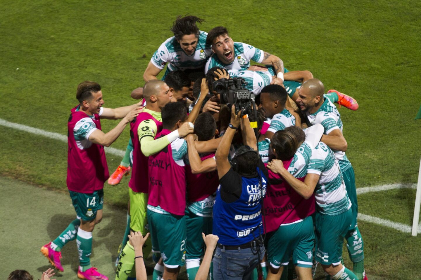 Jugadores del equipo del Club Santos Laguna, festejan el gol ante del equipo de Puebla, en el estadio Corona, partido correspondiente a la ida en semifinales Liga Mx, Clausura Guard1anes 2021.Marcador Final:Santos: 3 - Puebla: 0