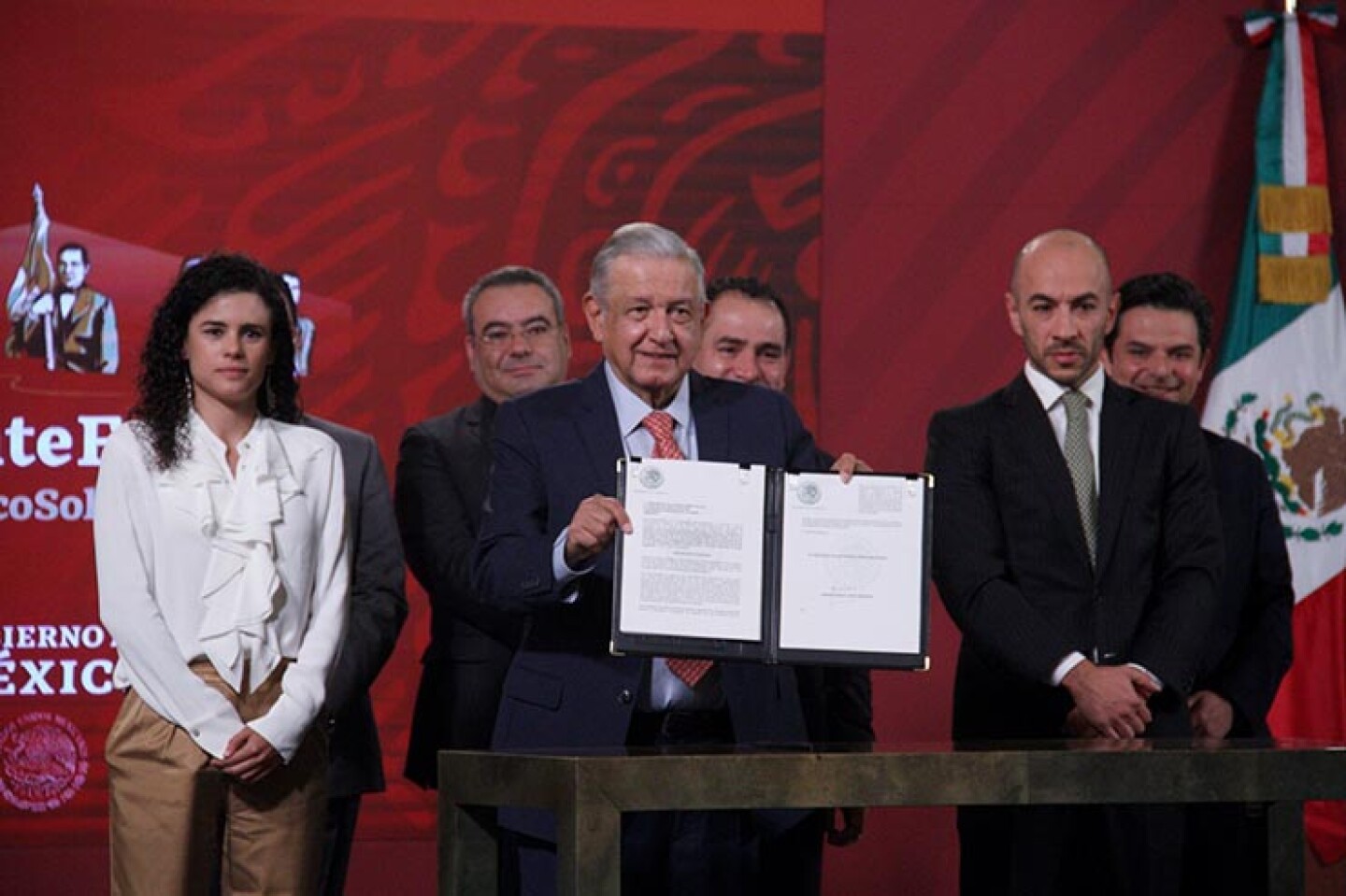 Andrés Manuel López Obrador, presidente de México acompañado de Luisa María Alcalde Luján, secretaria del Trabajo y Previsión Social; Arturo Herrera Gutiérrez, secretario de Hacienda y Crédito Público; Zoé Robledo Aburto, director general del I