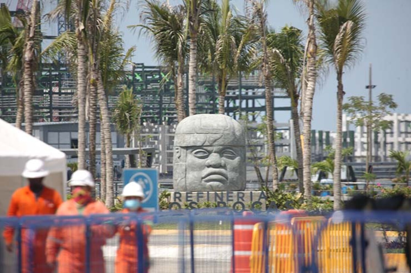 Una colosal cabeza Olmeca resguarda la entrada de la refinería en construcción de Dos Bocas en Paraíso, Tabasco.