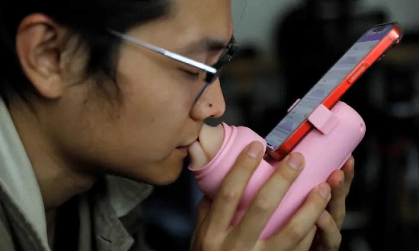 empresa_china_inventa_una_máquina_de_besos_a_distancia