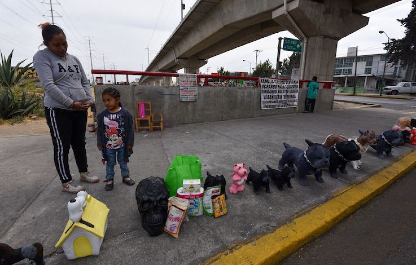 Ferieros de la CDMX ante el desempleo por COVID-19 intercambian alcancías por despensa en un camellón en Paseo Colon y las Torres, en donde también viven desde hace unos meses.