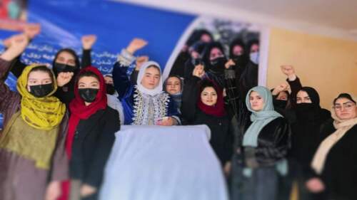 hiyab-mujeres-en-una-protesta-a-puerta-cerrada-en-Kabul-Afganistan-contra-el-veto-de-los-talibanes-600x400